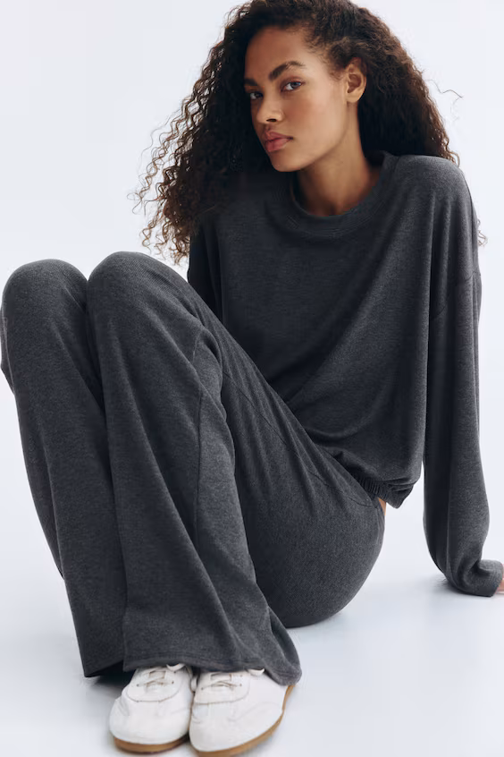 Широкие тонкие вязаные брюки