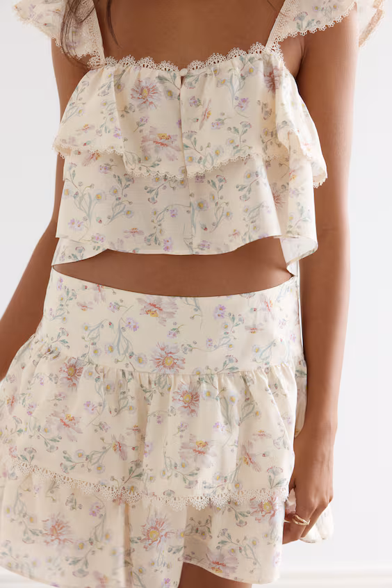 Топ короткий с кружевными оборками