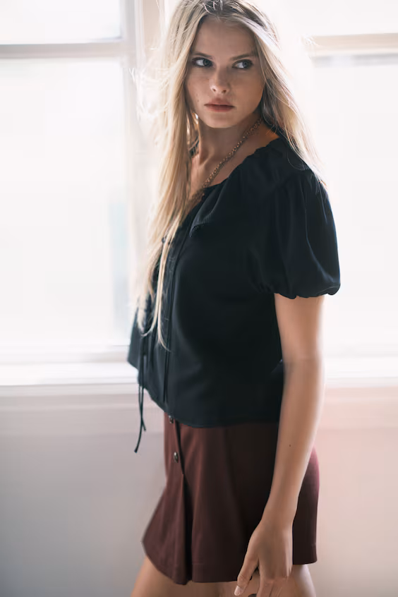 Блузка с завязками спереди