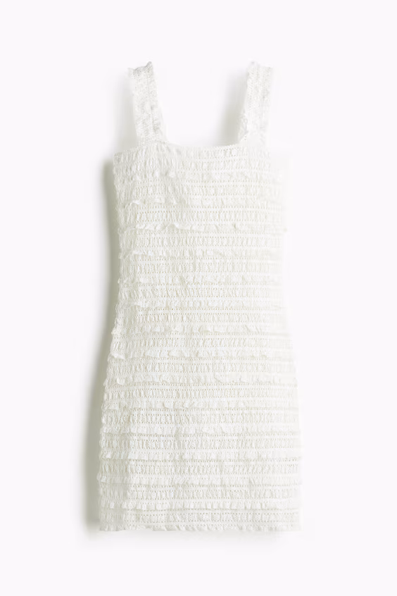 Платье с оборками под руками и кружевным эффектом