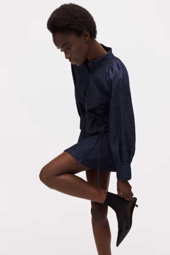 Платье из джинсы с поясом на завязках