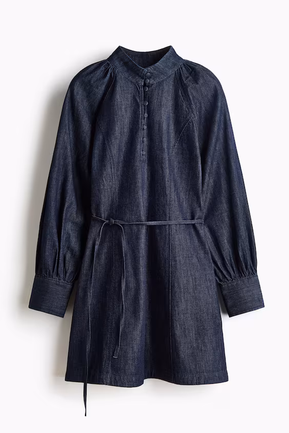 Платье из джинсы с поясом на завязках