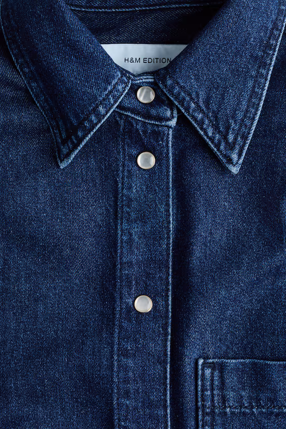 Рубашка из джинсовой ткани с украшением на плечах