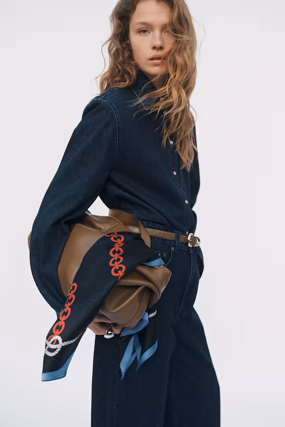 Рубашка из джинсовой ткани с украшением на плечах