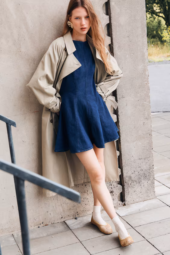 Платье из джинсы с расклешенной юбкой