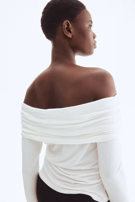 Свитер с открытыми плечами