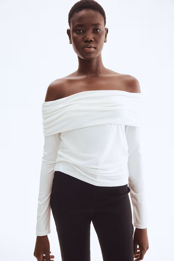 Свитер с открытыми плечами