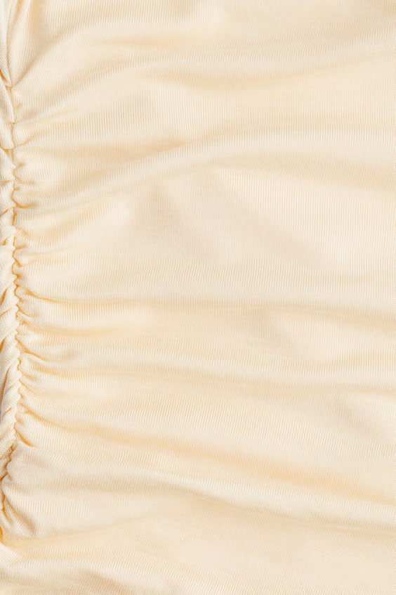 Свитер с одним обнаженным плечом и драпировкой