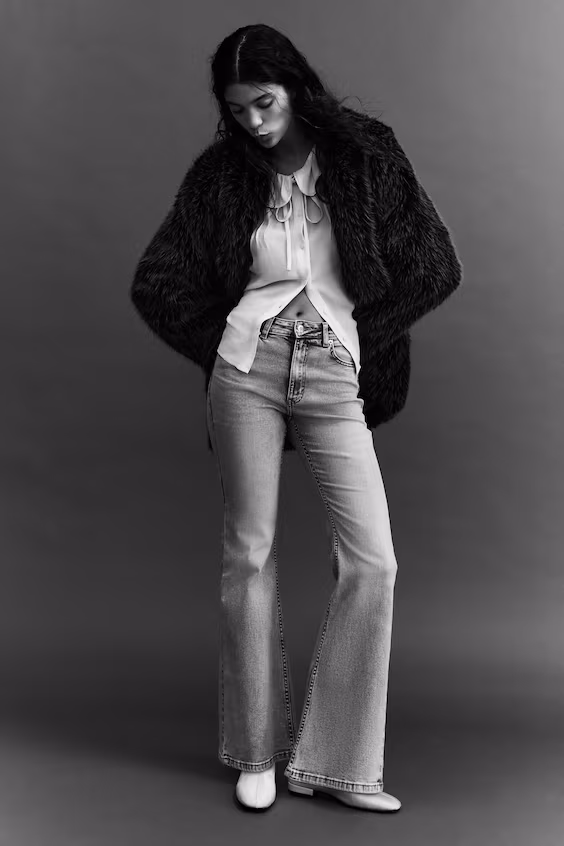 Джинсы расклешённые из светлого денима