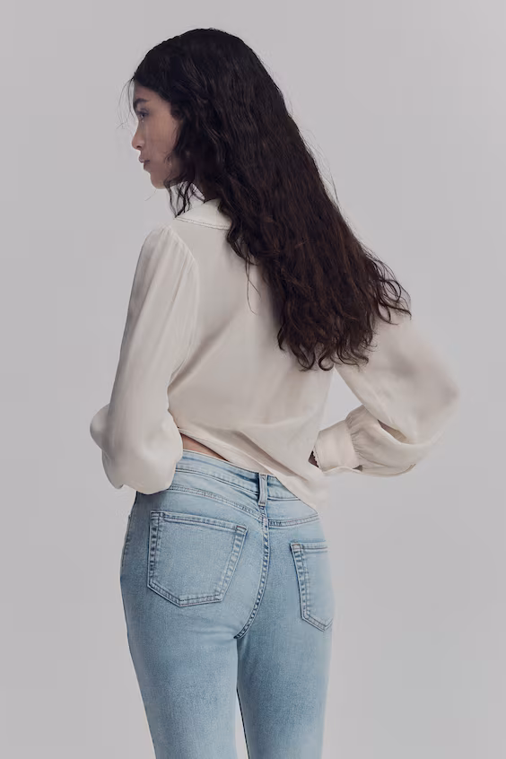 Джинсы расклешённые из светлого денима