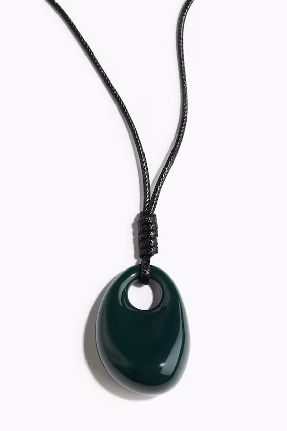 Ожерелье на шнурке с кулоном