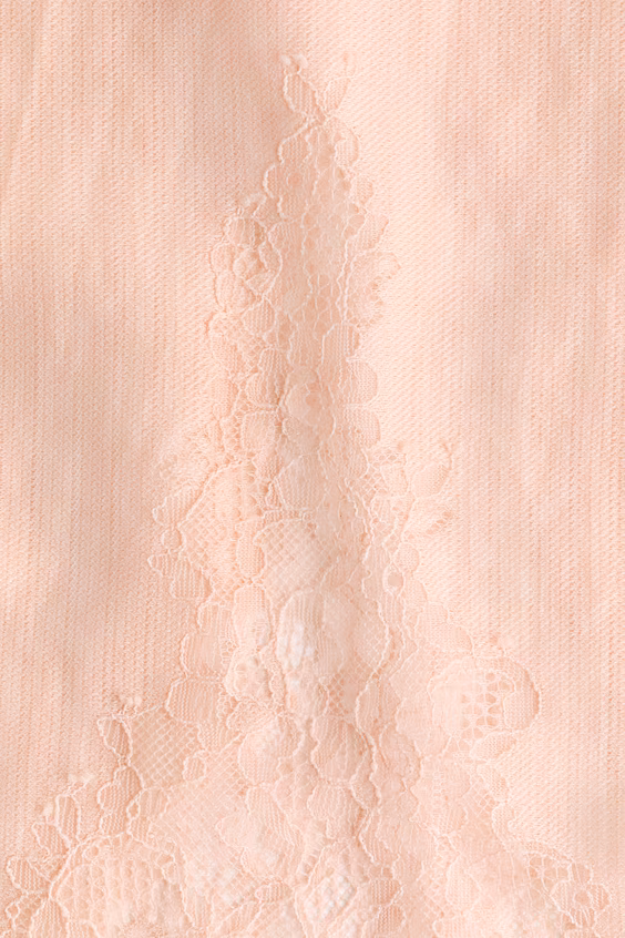 Топ на тонких бретелях с кружевом