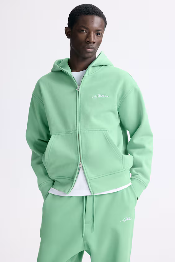 Объемная куртка с капюшоном и молнией свободного кроя