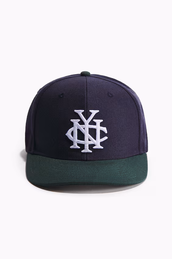 Бейсболка с вышитым узором