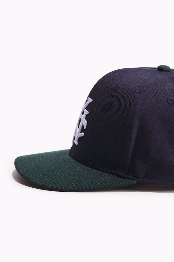 Бейсболка с вышитым узором