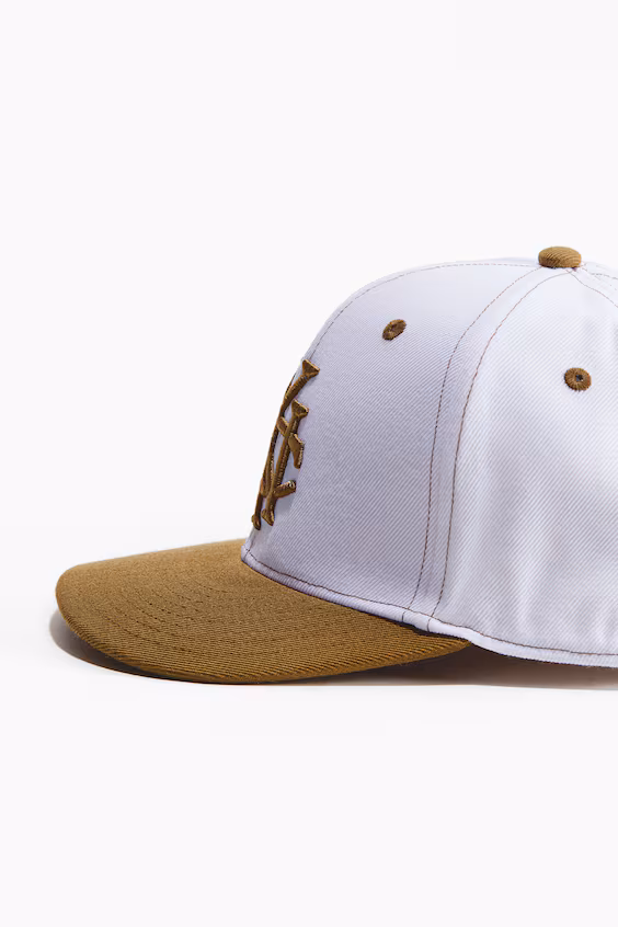 Бейсболка с вышитым узором