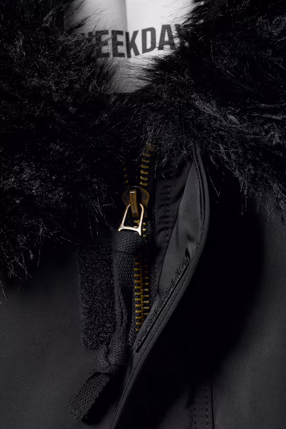 Укороченный бомбер с отложным воротником из искусственного меха