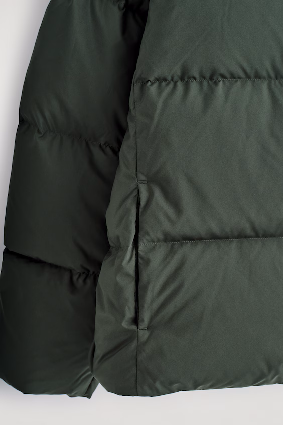 Стеганый пуховик с капюшоном