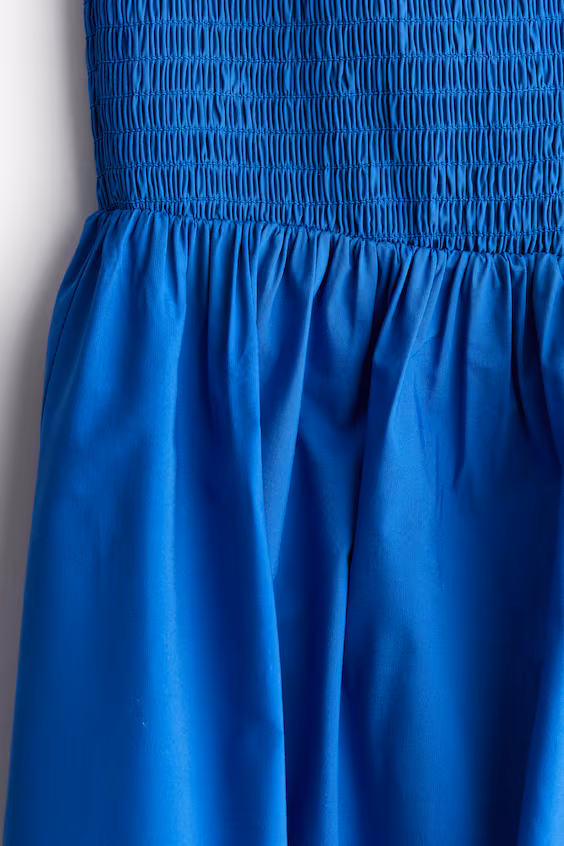 Платье с обнаженными плечами и сборкой