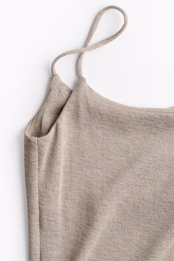 Платье на тонких бретелях