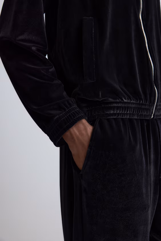 Костюм из бархатистой ткани