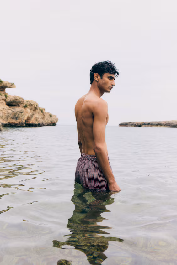 Плавки в полоску из малинового плетеного материала