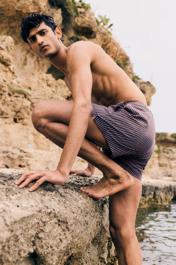 Плавки в полоску из малинового плетеного материала