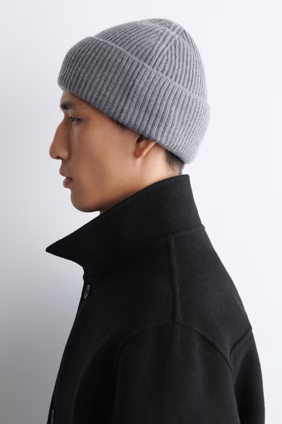 Шапка из вязаной шерсти