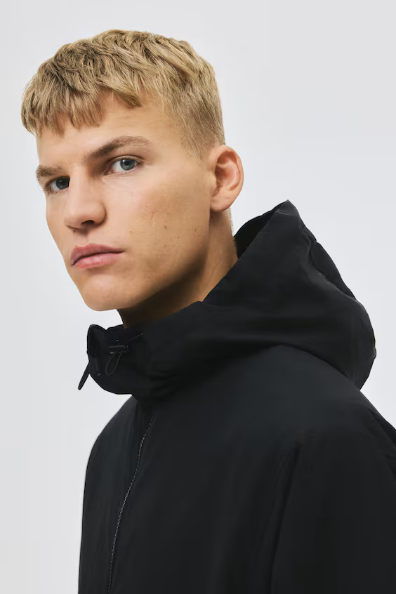 Ветрозащитное пальто с капюшоном