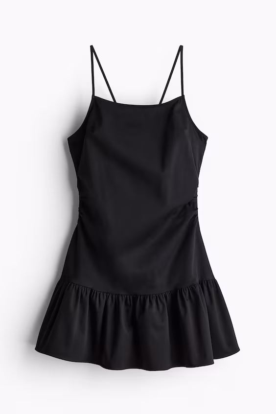 Платье сборками из атласа