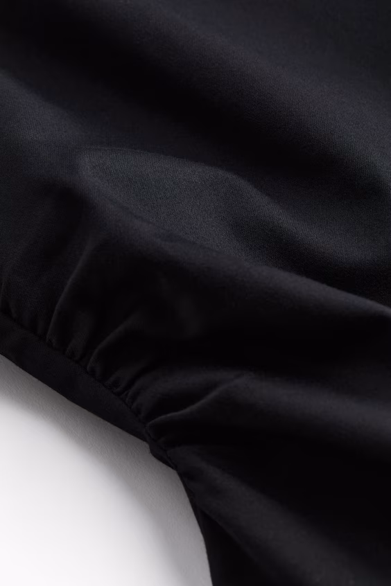 Платье сборками из атласа