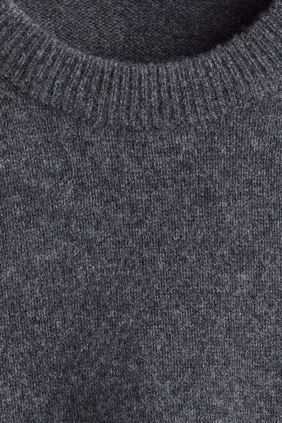 Свитер из тонкой шерстяной пряжи стандартного кроя