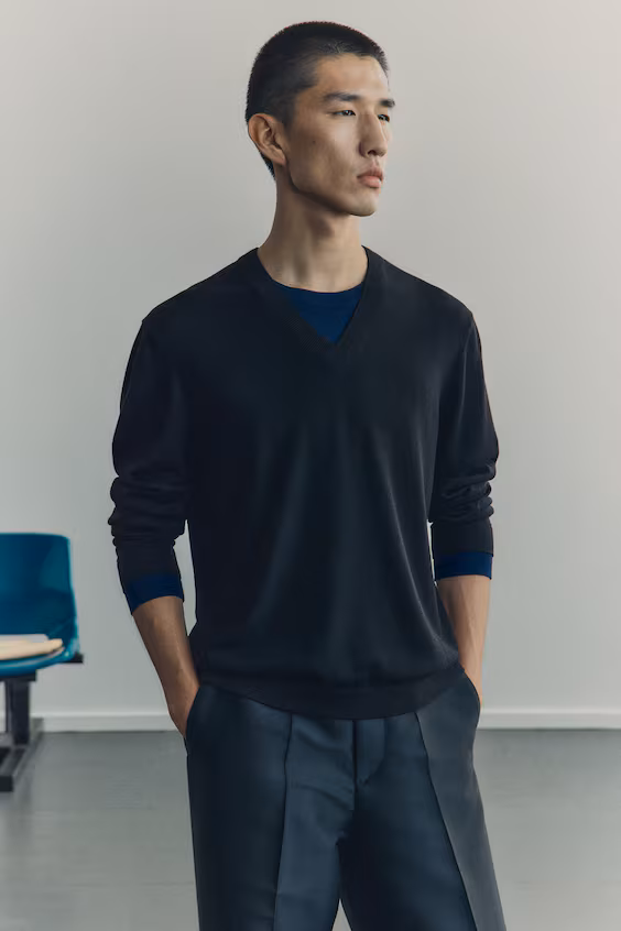 Свитер из тонкой вязаной шерсти стандартного кроя