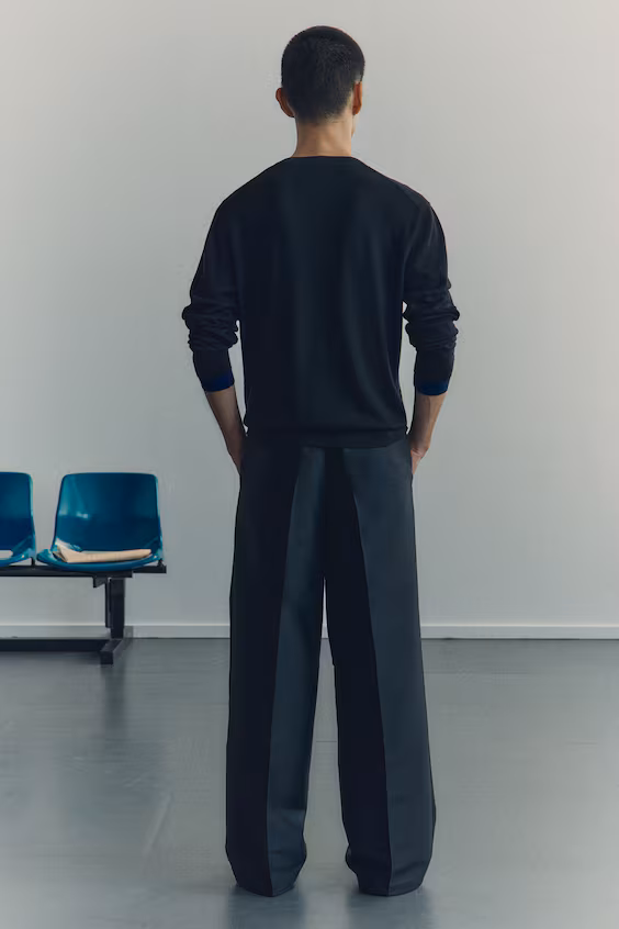 Свитер из тонкой вязаной шерсти стандартного кроя