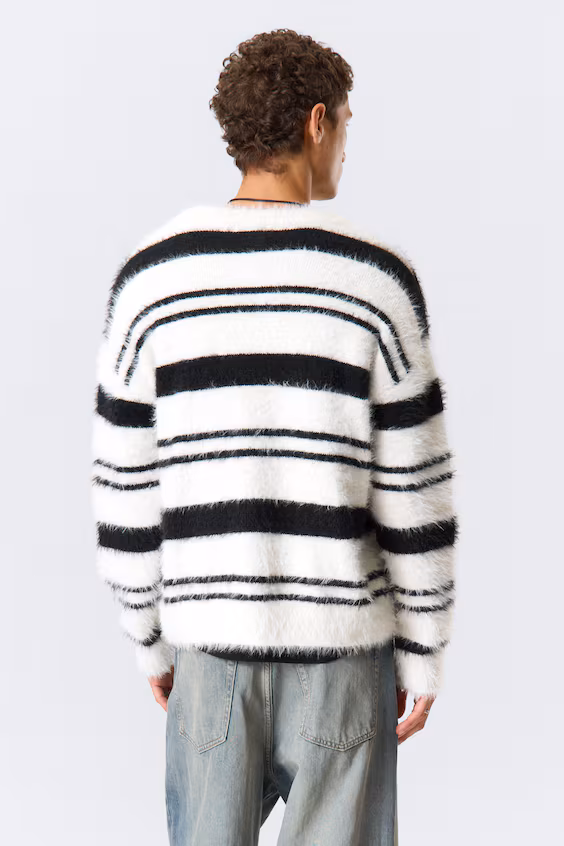 Свитер в полоску в комфортном стиле
