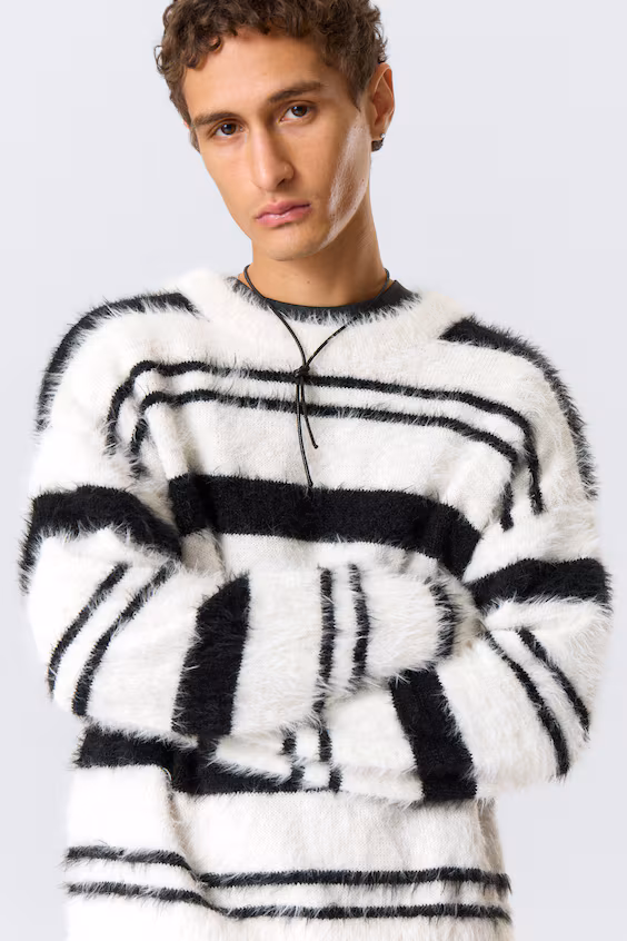 Свитер в полоску в комфортном стиле