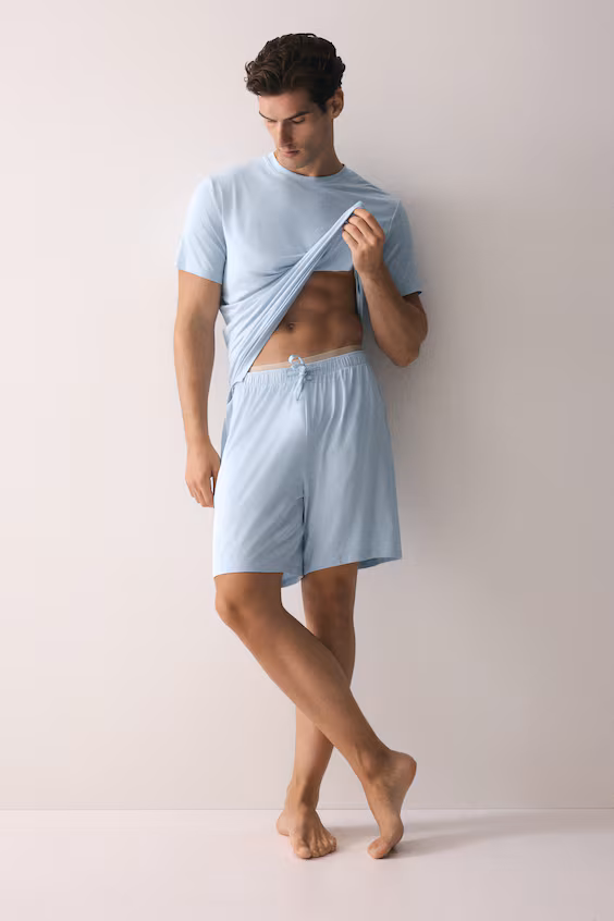 Пижама из футболки и шорт в стиле джерси