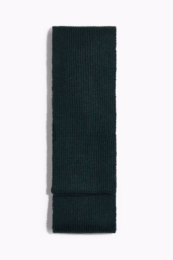 Шарф из вязаного материала