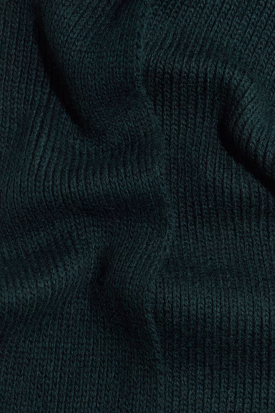 Шарф из вязаного материала