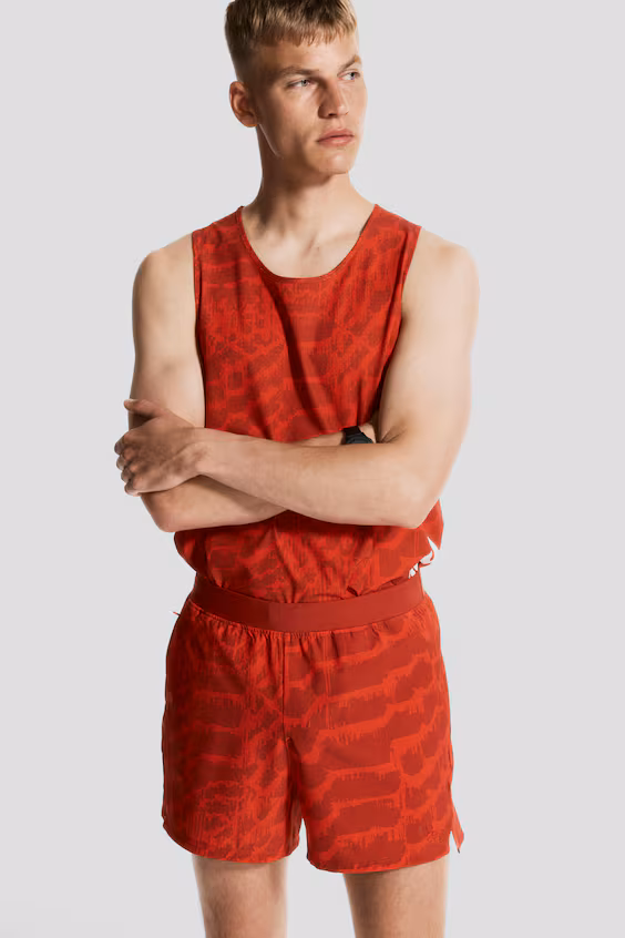 Короткие спортивные шорты с технологией drymove™