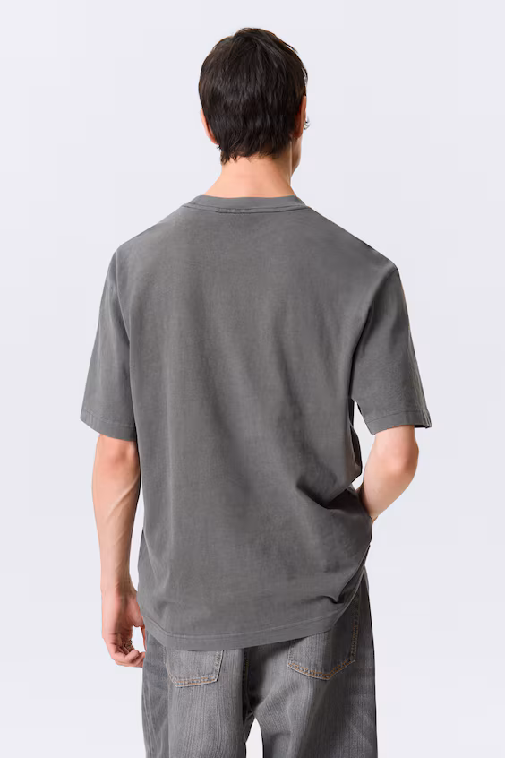 Футболка с графическим принтом в свободном стиле