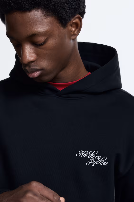 Свитшот с капюшоном и принтом комфортного кроя