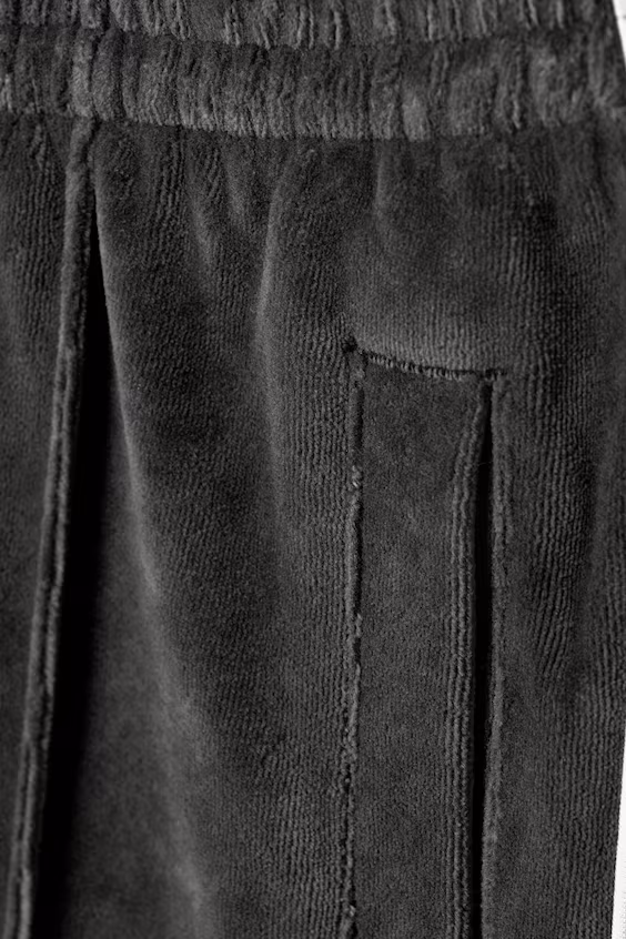 Брюки из бархата средней посадки и широкими прямыми штанинами