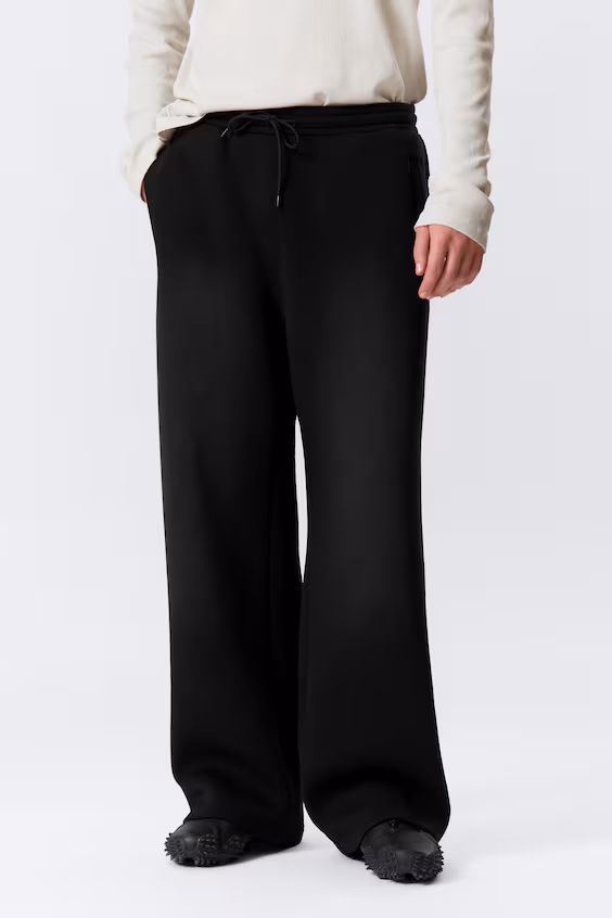 Джинсы из выцветшего материала