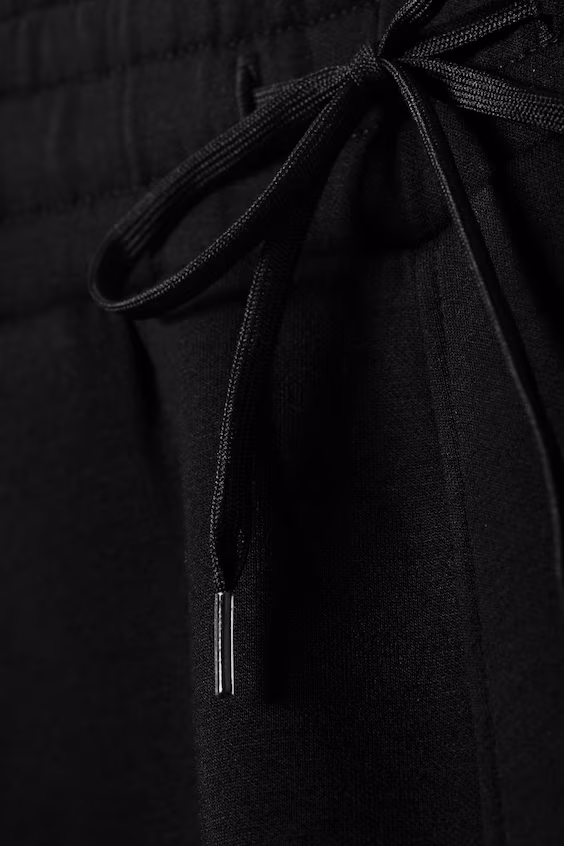 Джинсы из выцветшего материала