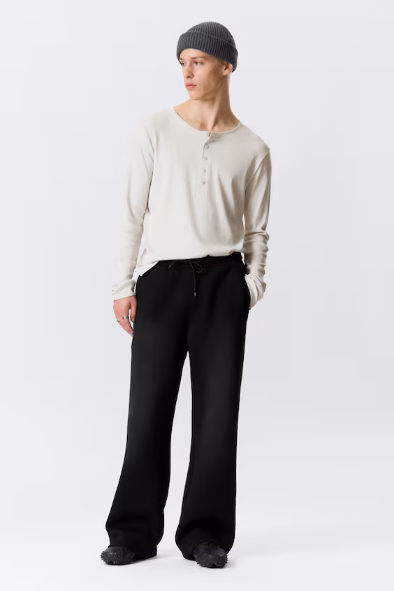 Джинсы из выцветшего материала