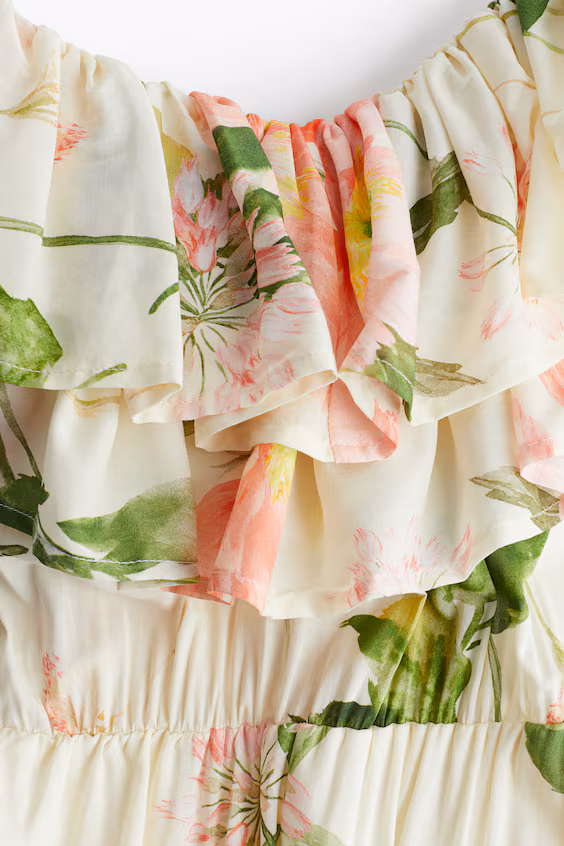 Платье с оборками и открытыми плечами