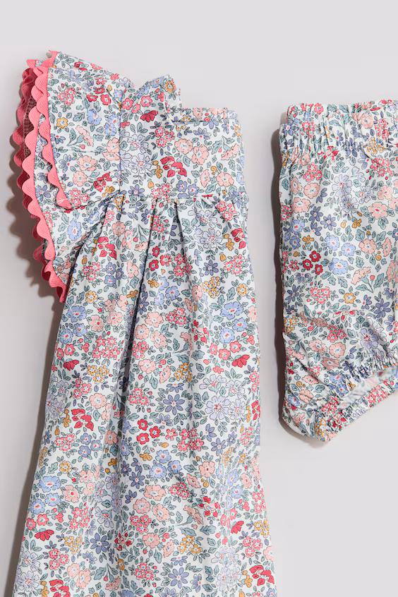 Комплект платья и трусиков из хлопка с помпонами