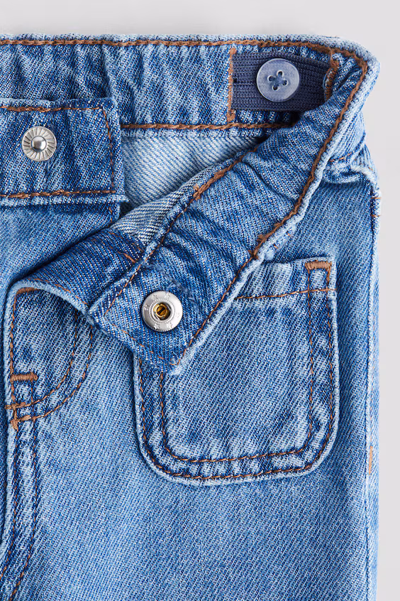 Джинсы с расклешенными штанинами