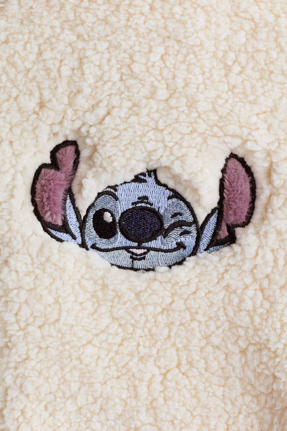 Плюшевое пальто с капюшоном и аппликациями